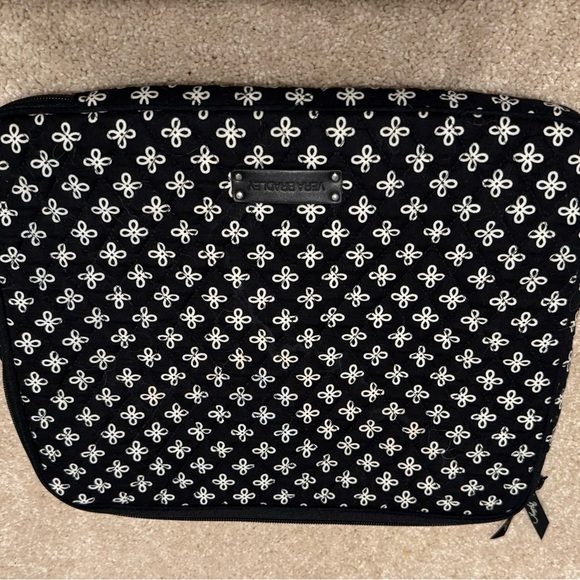 NWOT VERA BRADLEY BLACK/WHITE PADDED LAPTOP CASE WITH INTERIOR POCKET - Picture 1 of 4